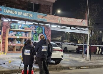 Hombre falleció por balazos en un aparente ajuste de cuentas en Lo Espejo: un peatón inocente resultó herido con tres disparos durante el ataque armado.