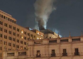 Incendio en los pisos superiores del Ministerio de Hacienda: evacuaron a 25 personas.
