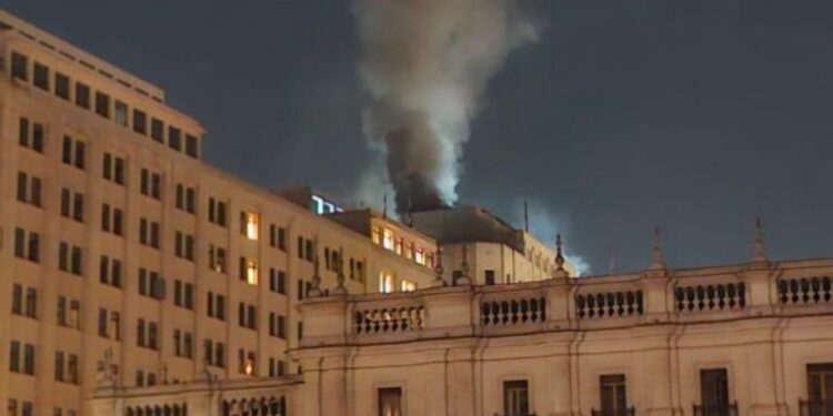 Incendio en los pisos superiores del Ministerio de Hacienda: evacuaron a 25 personas.