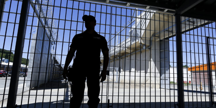 Imputado por homicidio es violentamente agredido en la cárcel de Talca: Fiscalía señala formalmente a uno de los agresores.