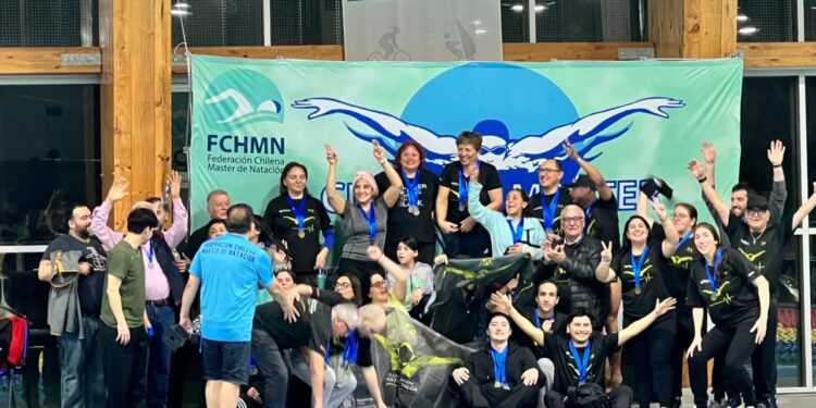 Talca festeja: El equipo máster de natación del Club Amateur se consagra campeón nacional por segundo año consecutivo.