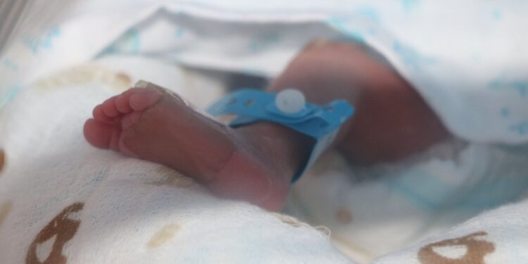 Bebé de 9 meses en estado crítico en Pudahuel: Padrastro arrojó un hervidor con agua caliente en medio de una disputa con la madre.