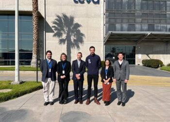 Alcalde de Maipú se dio una vuelta por la planta de Laboratorio Chile.