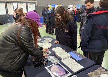 Feria vocacional llevó el mundo de la astrofísica a los cabros del Colegio Campanario en Buin.