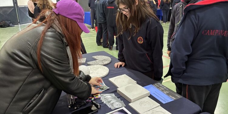 Feria vocacional llevó el mundo de la astrofísica a los cabros del Colegio Campanario en Buin.