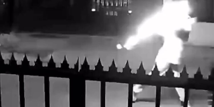 Arrestan a persona por lanzar una molotov a la vivienda de su expareja en San Felipe.