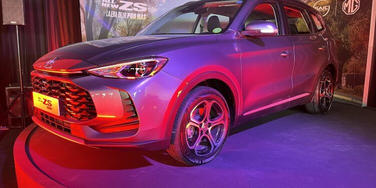 Nuevo MG ZS, el SUV más vendido de MG, ahora llega en versión híbrida y con un rediseño bacán.