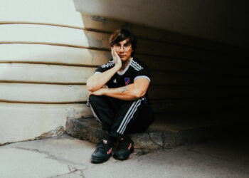 Sumérgete en la oscuridad y la desilusión con «A ver si te olvidas de mí», el nuevo sencillo de Fluidea.