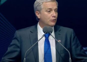 Cadem: Kast se posiciona como favorito en la carrera presidencial y adelanta a Jara en intención de voto.