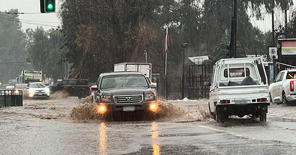 Nuevo sistema frontal: río atmosférico afectará gran parte de Chile con lluvias históricas.