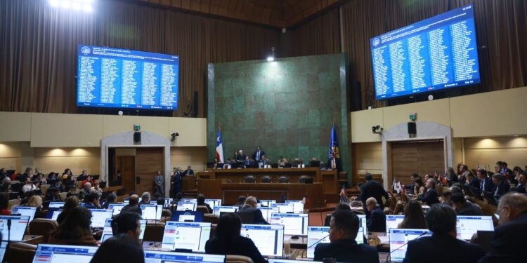 Chile refuerza el control de carga con nueva ley de pesaje obligatorio.