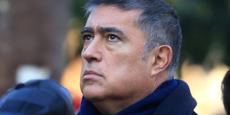 Mario Desbordes tras el desalojo de seis colegios en Santiago: «Estos jóvenes son los verdugos de la educación pública.»