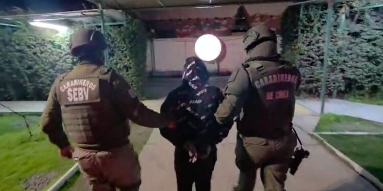 Joven de 14 años detenido tras un portonazo seguido de una persecución en Peñalolén: tiene un extenso prontuario delictivo.