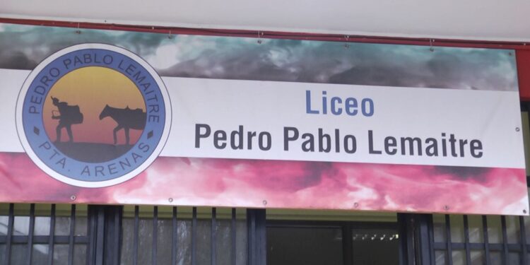 Ataque escolar en Punta Arenas: un estudiante de 16 años es apuñalado en el corazón.