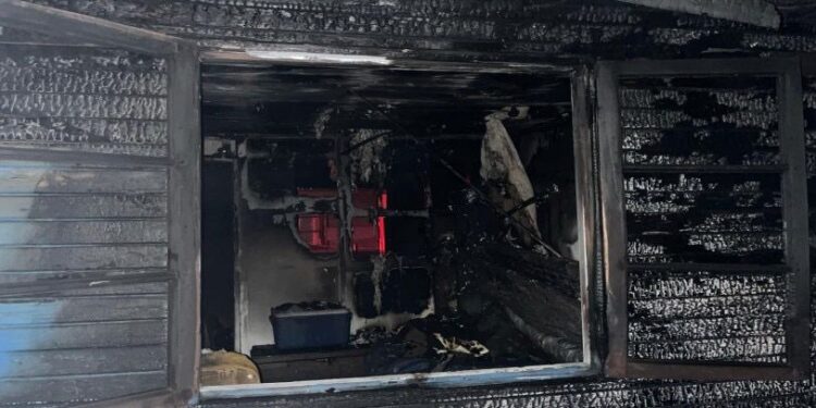 Fiscalía investiga a un hombre por haber incendiado la casa de su padre, provocándole graves quemaduras en Mariquina.