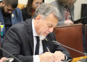 Senador Lagos Weber considera «insuficientes» las justificaciones proporcionadas por el Gobierno para retrasar la licitación del tren Valparaíso-Santiago.