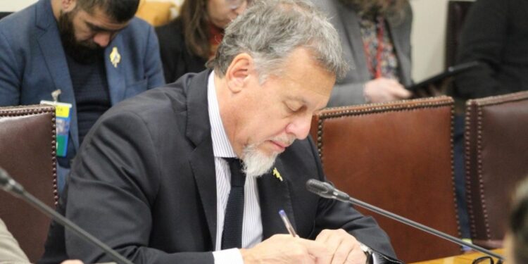 Senador Lagos Weber considera «insuficientes» las justificaciones proporcionadas por el Gobierno para retrasar la licitación del tren Valparaíso-Santiago.