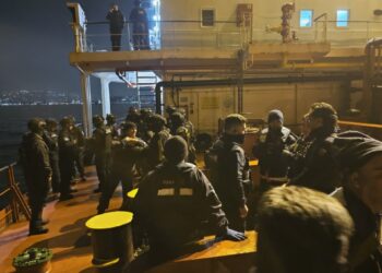 Aduanas y Policía Marítima realizan una inspección a un buque de carga en la bahía de Valparaíso.