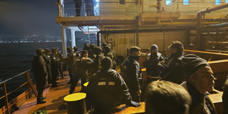 Aduanas y Policía Marítima realizan una inspección a un buque de carga en la bahía de Valparaíso.
