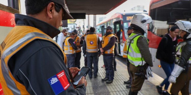 MTT lleva a cabo operativos masivos para chequear el pago del pasaje en los buses de Red Movilidad.