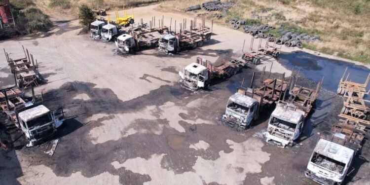 Tres miembros del grupo Liberación Nacional Mapuche son detenidos por atentados incendiarios de alto impacto ocurridos entre 2021 y 2022.