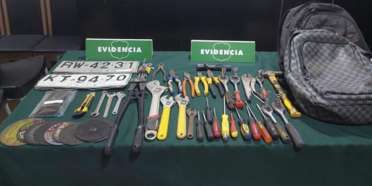 Detenidos tres hombres y dos mujeres que circulaban en vehículos robados en Zapallar.