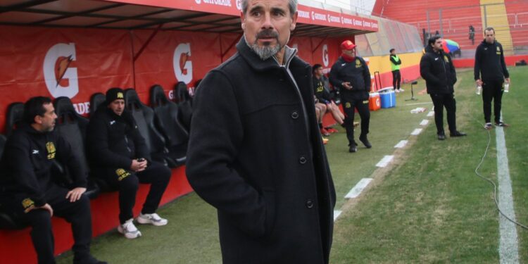 Miguel Ramírez no considera renunciar a pesar de señalar un incumplimiento por parte de la U. Española.