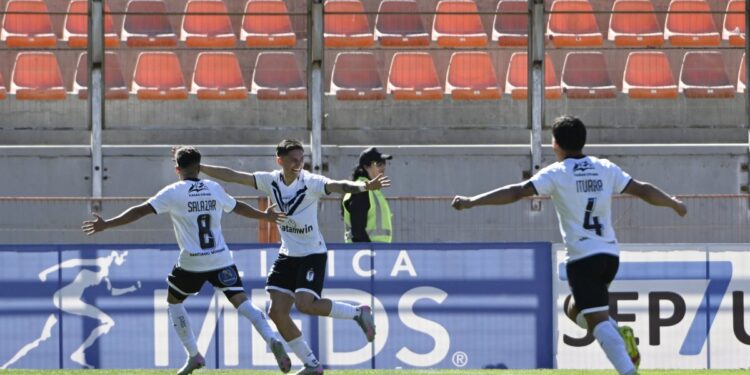 Santiago Morning superó a Cobreloa en el final del partido y dejó atrás la zona de descenso.