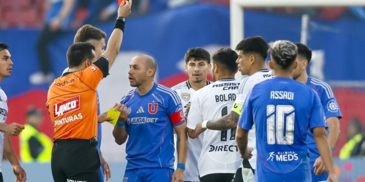 Marcelo Díaz fue severamente sancionado por agredir a Esteban Pavez en el Superclásico.