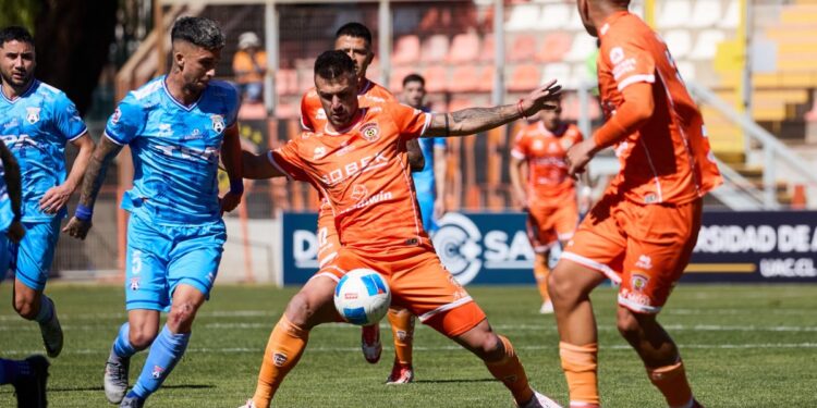 Cobreloa puso en jaque el liderazgo de San Marcos de Arica.