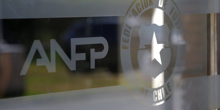 FIFA y Conmebol expresan a la ANFP su inquietud respecto a la reforma de la Ley de Sociedades Anónimas.