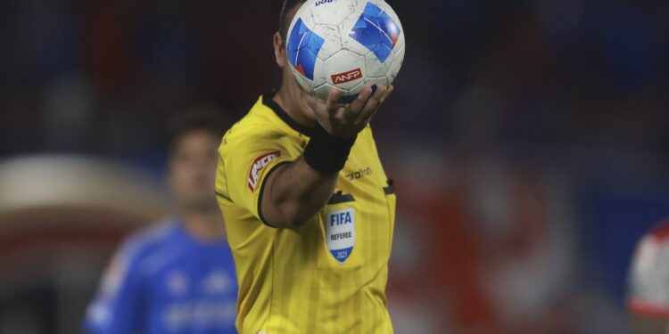La FIFA no eligió árbitros chilenos para el Mundial Sub-20 que se celebrará en el país.