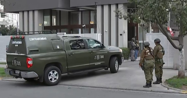 Sujeto se atrinchera y dispara desde un edificio en San Miguel.