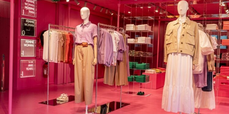 Un coloso de la moda se declaró en quiebra y ha cerrado más de 180 tiendas en todo el mundo.