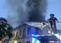 Siniestro en el centro de Santiago provoca un amplio despliegue de Bomberos.