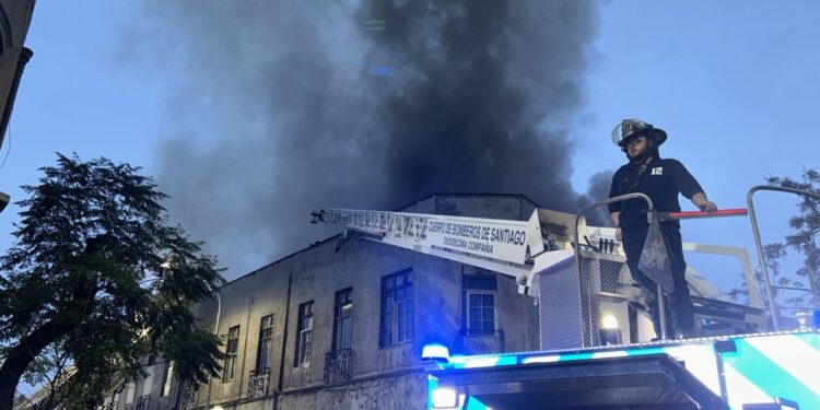 Siniestro en el centro de Santiago provoca un amplio despliegue de Bomberos.