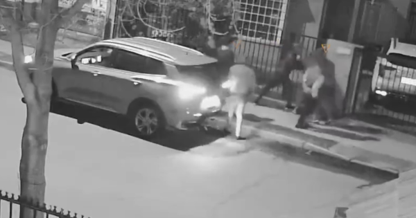 Robo al acecho en Lampa: vecino se las jugó y detuvo a una banda mientras intentaban entrar a su casa.