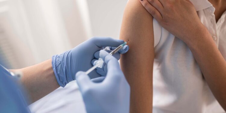 Los contagios respiratorios disminuyen: la vacunación y el autocuidado mitigan el impacto de los virus en el Maule.