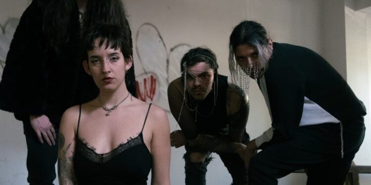 Vestya lanza su primer single «Ríes, Mientes».