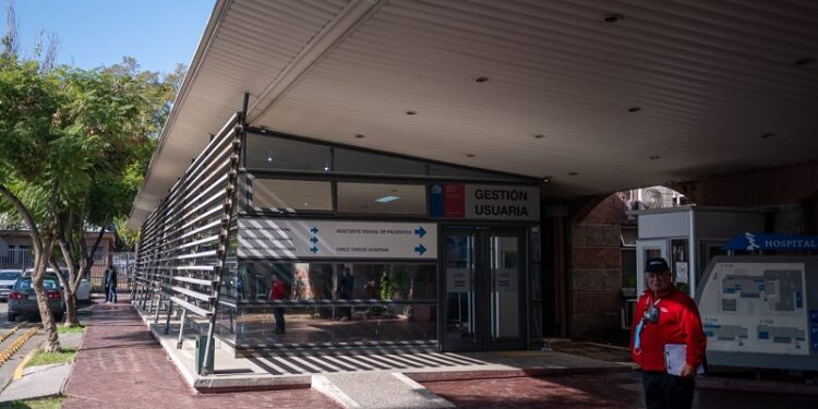 Médicos del Hospital «El Pino» renuncian y suspenden horas en gastroenterología.