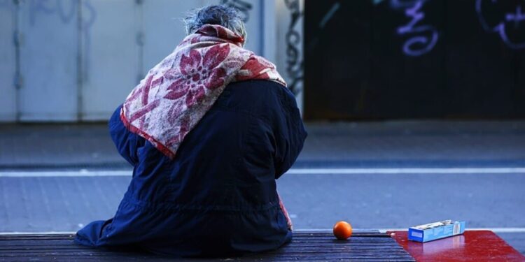 Frío extremo en Los Ángeles lleva a reactivar el Código Azul: ocupación de albergues llega al 95%.