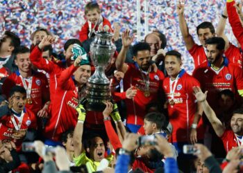 Trofeo de la Roja 2015 llega al Costanera Center