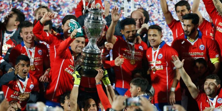 Trofeo de la Roja 2015 llega al Costanera Center