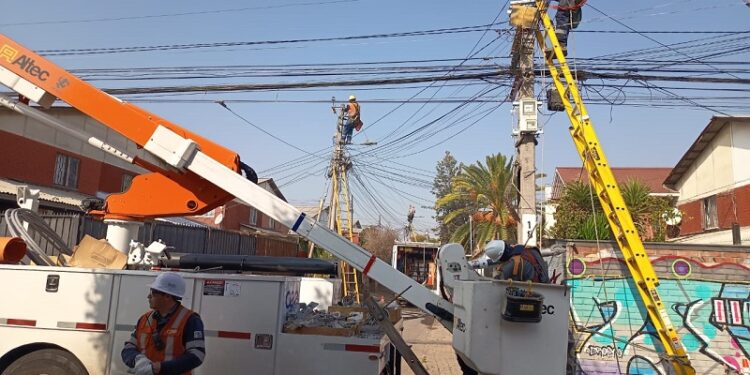 CGE avanza con su plan de mantención anual en comunas de la zona oriente de la RM.