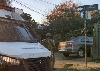 Amplio operativo policial llevó a cabo un allanamiento en el sector sur de Los Ángeles.