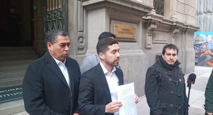 Diputados del PS solicitan la destitución del diputado Johannes Kaiser ante el Tribunal Constitucional.