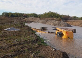 Fallece un hombre en Los Ángeles al volcar la excavadora que extraía áridos en Santa Fe.