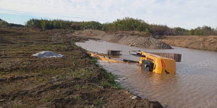 Fallece un hombre en Los Ángeles al volcar la excavadora que extraía áridos en Santa Fe.