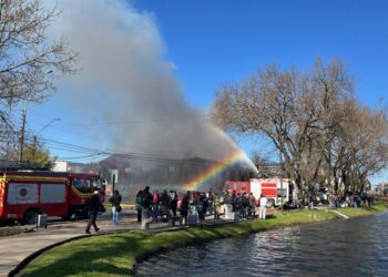 Incendio daña una antigua casona situada a pocos metros de la Laguna Esmeralda en Los Ángeles.