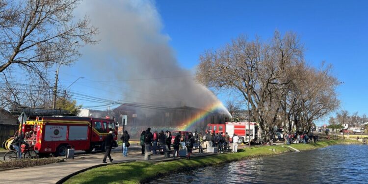 Incendio daña una antigua casona situada a pocos metros de la Laguna Esmeralda en Los Ángeles.